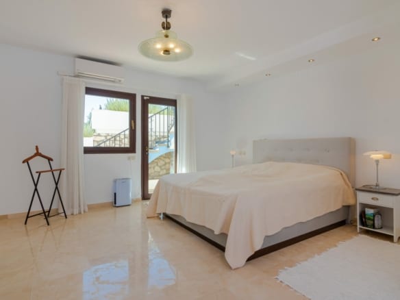 Estepona – Villa with fantastic sea and valley views