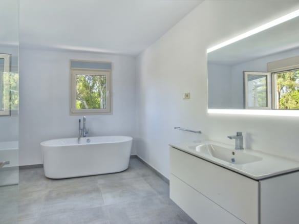 Marbella East – 6 bed villa 150m from Beach