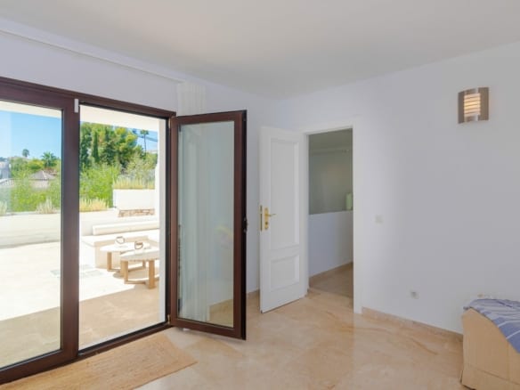 Estepona – Villa with fantastic sea and valley views