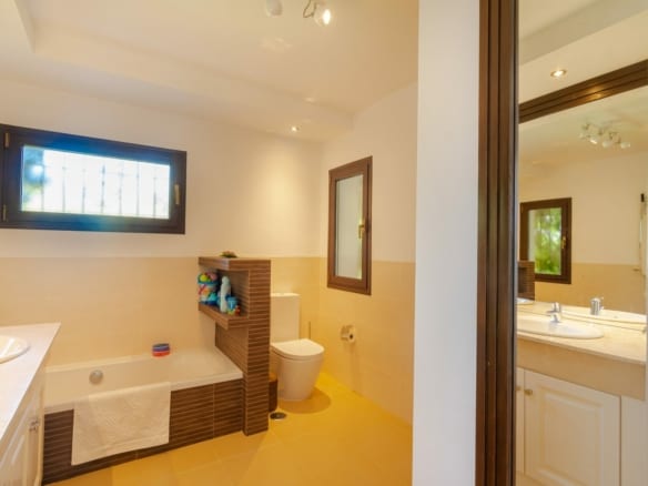 Estepona – Villa with fantastic sea and valley views