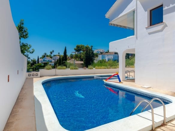 Estepona – Villa with fantastic sea and valley views