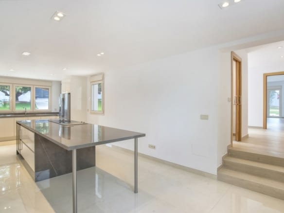 Marbella East – 6 bed villa 150m from Beach