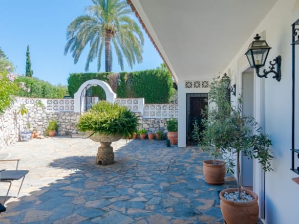 Estepona – Villa with fantastic sea and valley views