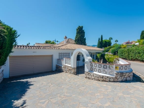 Estepona – Villa with fantastic sea and valley views