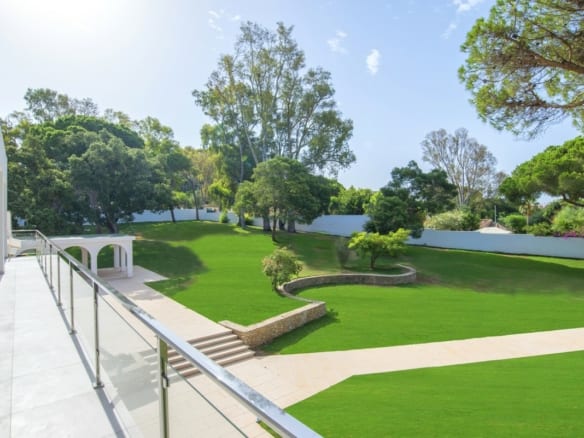 Marbella East – 6 bed villa 150m from Beach