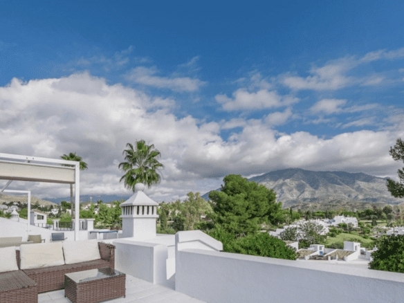 Nueva Andalucia – Nice Townhouse with a roof terrace
