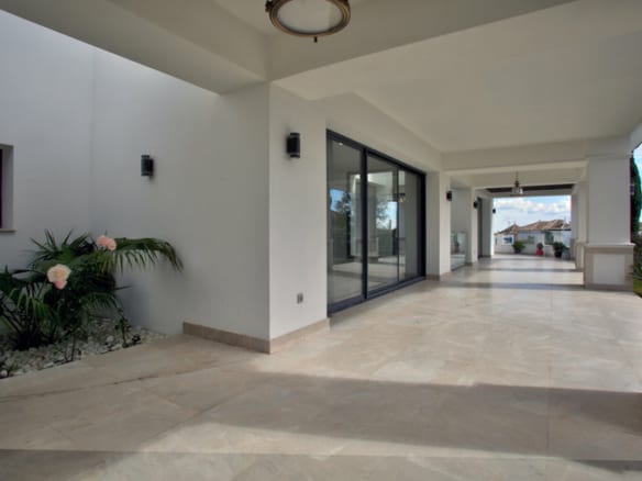 Sierra Blanca – Modern 5B Villa