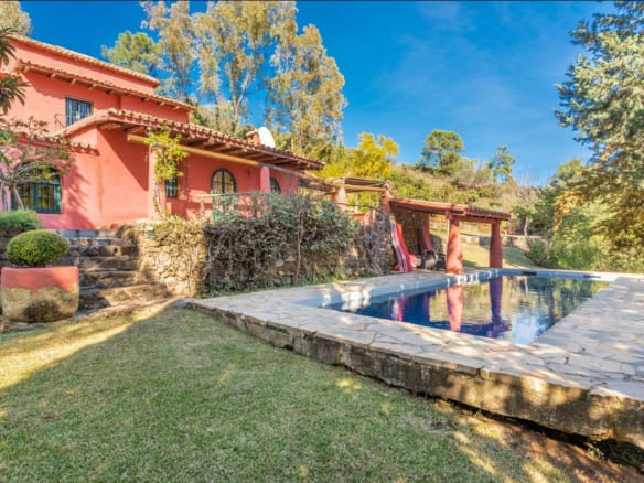 Benahavis – Villas on 17.000m2 Plot.Plot can be divided.