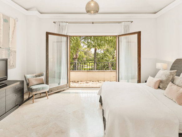 Nueva Andalucia –  6bed Mansion – 1st line Golf