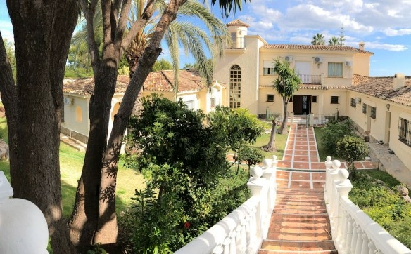 El Paraiso Golf 12 bed Mansion with Sea Views