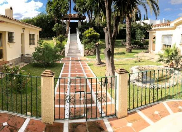 El Paraiso Golf 12 bed Mansion with Sea Views
