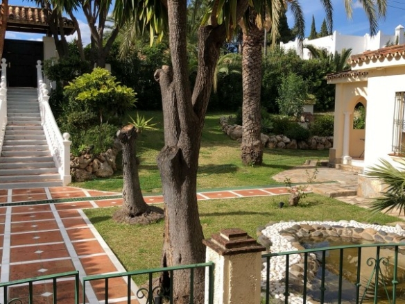 El Paraiso Golf 12 bed Mansion with Sea Views