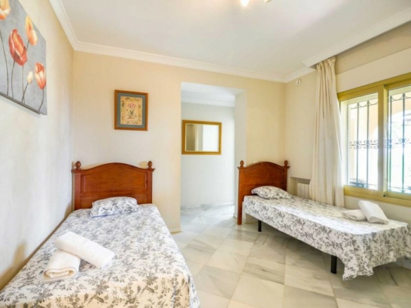 El Paraiso Golf 12 bed Mansion with Sea Views
