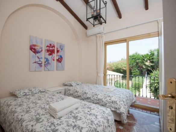 El Paraiso Golf 12 bed Mansion with Sea Views