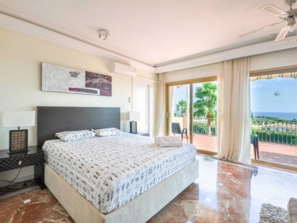 El Paraiso Golf 12 bed Mansion with Sea Views
