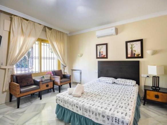 El Paraiso Golf 12 bed Mansion with Sea Views