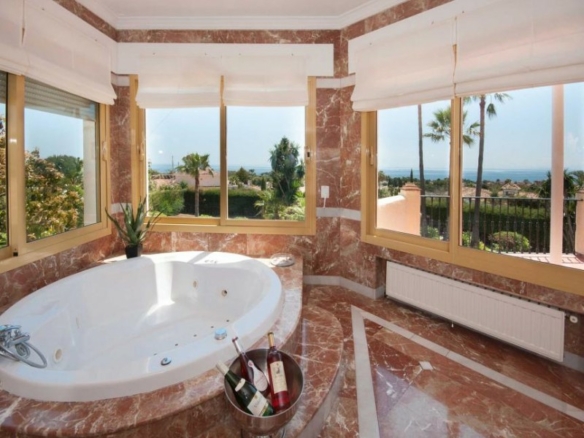 El Paraiso Golf 12 bed Mansion with Sea Views