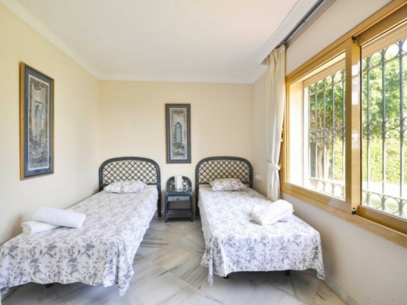 El Paraiso Golf 12 bed Mansion with Sea Views