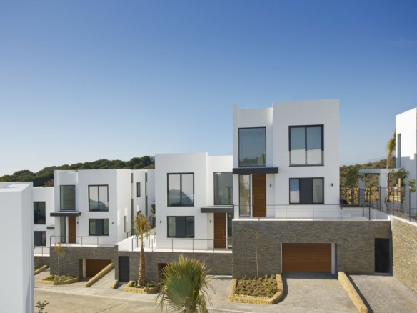Green Hills – Marbella East – Semidetached villas with Sea views