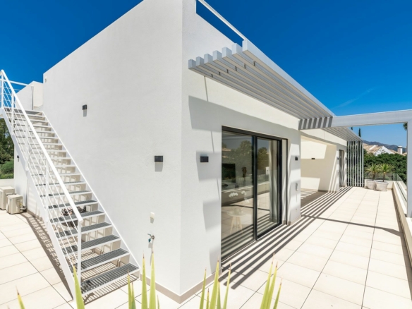 Golden Mile – 6 bed villa – Sea Views