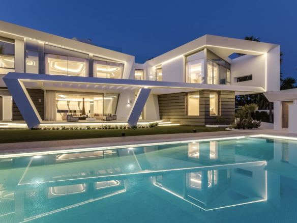 Marbella East  – 6 stars – Modern Beachfront villa