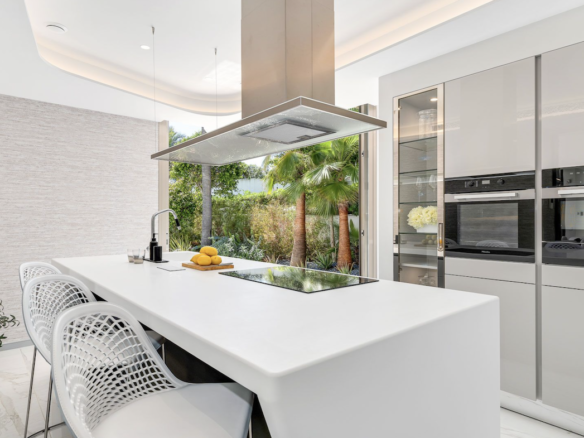Marbella East  – 6 stars – Modern Beachfront villa