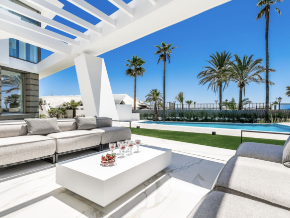 Marbella East  – 6 stars – Modern Beachfront villa