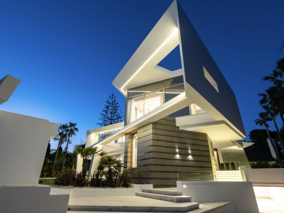 Marbella East  – 6 stars – Modern Beachfront villa
