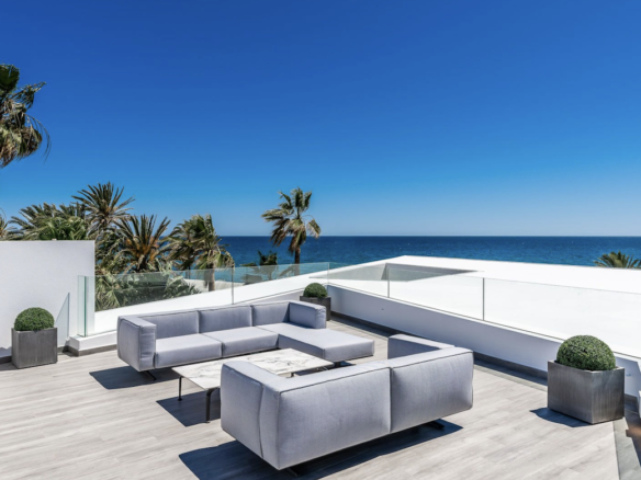 Marbella East  – 6 stars – Modern Beachfront villa