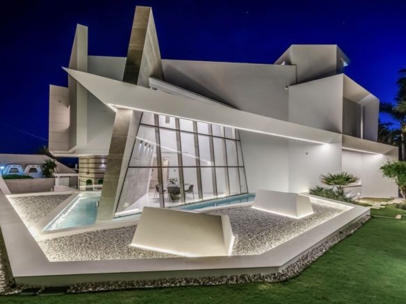 Marbella East  – 6 stars – Modern Beachfront villa