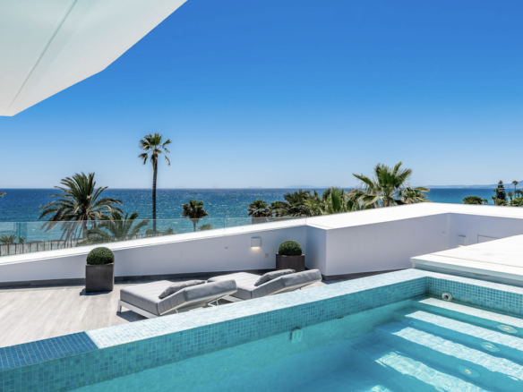 Marbella East  – 6 stars – Modern Beachfront villa