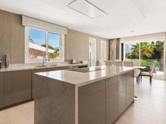 Nueva Andalucia – 7 bed refurbished villa for sale