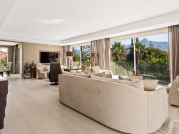 Nueva Andalucia – 7 bed refurbished villa for sale