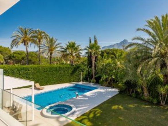 Nueva Andalucia – 7 bed refurbished villa for sale