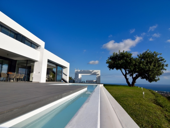 Marbella East – Modern  villa – Sea View – 8 cars garage
