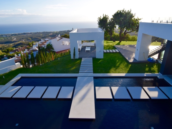Marbella East – Modern  villa – Sea View – 8 cars garage