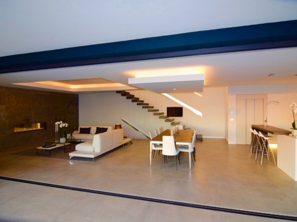 Marbella East – Modern  villa – Sea View – 8 cars garage