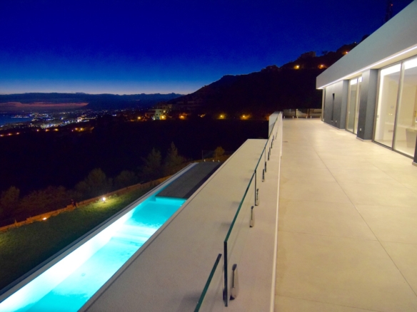 Marbella East – Modern  villa – Sea View – 8 cars garage