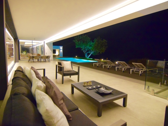 Marbella East – Modern  villa – Sea View – 8 cars garage