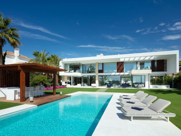 Nueva Andalucía – New Modern Villa – Great Views