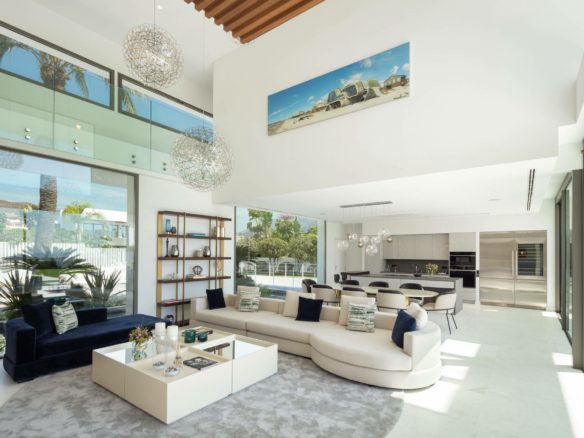 Nueva Andalucía – New Modern Villa – Great Views
