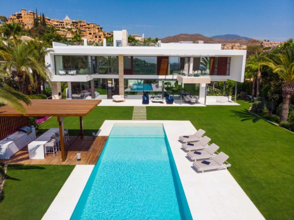 Nueva Andalucía – New Modern Villa – Great Views
