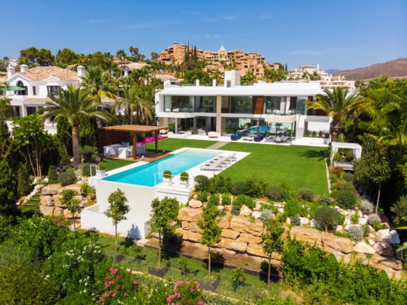 Nueva Andalucía – New Modern Villa – Great Views