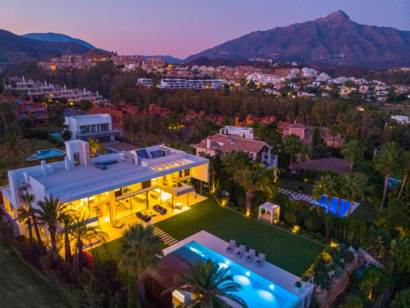 Nueva Andalucía – New Modern Villa – Great Views
