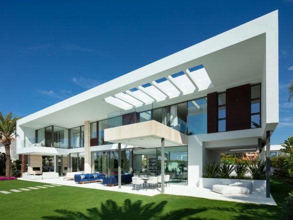 Nueva Andalucía – New Modern Villa – Great Views