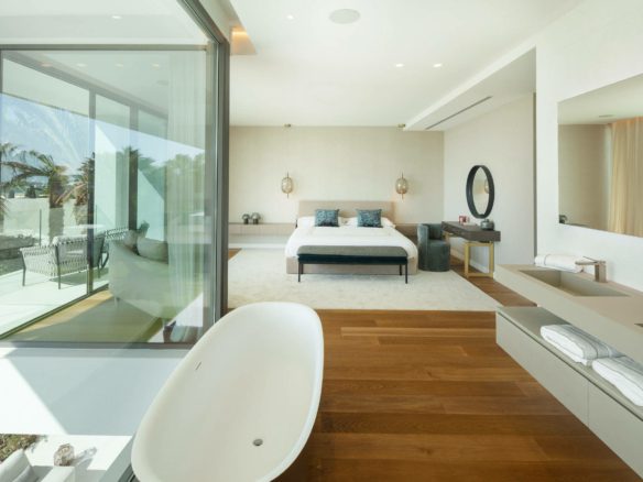 Nueva Andalucía – New Modern Villa – Great Views