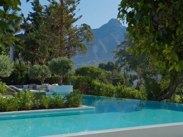 Nueva Andalucia- Impressive 1st Line Golf Villa