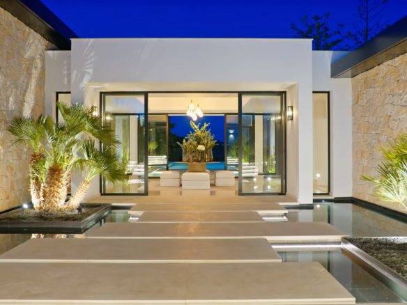 Nueva Andalucia- Impressive 1st Line Golf Villa