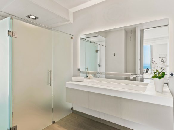 Marbella East – Modern  villa – Sea View – 8 cars garage