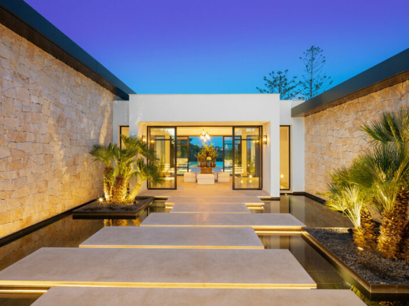 Nueva Andalucia- Impressive 1st Line Golf Villa